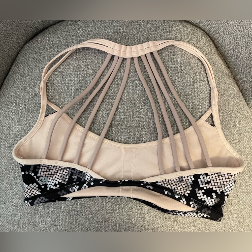 LULULEMON- Lighten Up Bra Ziggy Snake Butter Pink Black size 6 - Picture 4 of 5